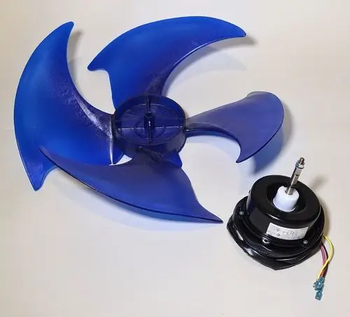 Blauer Ventilatorflügel mit Motor aus schwarzem Material, hergestellt von Remko. Der Flügel hat eine mehrflügelige Form und ist für den Einsatz in Kühlgeräten geeignet.