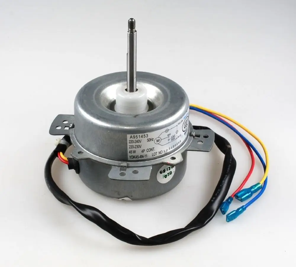 Remko Ventilatormotor mit einem metallischen Gehäuse, zentralem Wellenstift und mehreren Anschlusskabeln in verschiedenen Farben.