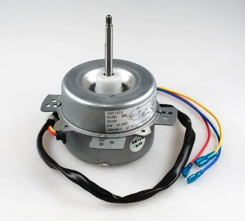 Remko Ventilatormotor mit einem metallischen Gehäuse, zentralem Wellenstift und mehreren Anschlusskabeln in verschiedenen Farben.