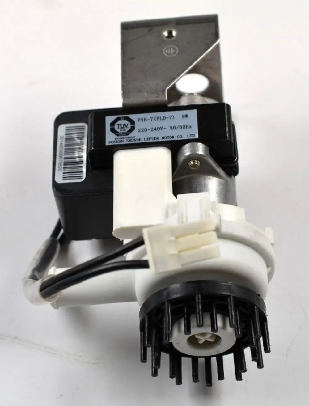 Kondensatpumpe von Remko, ausgestattet mit Motor und Anschlussstecker, mit metallischer Halterung und Kunststoffgehäuse, auf hellem Untergrund abgebildet.