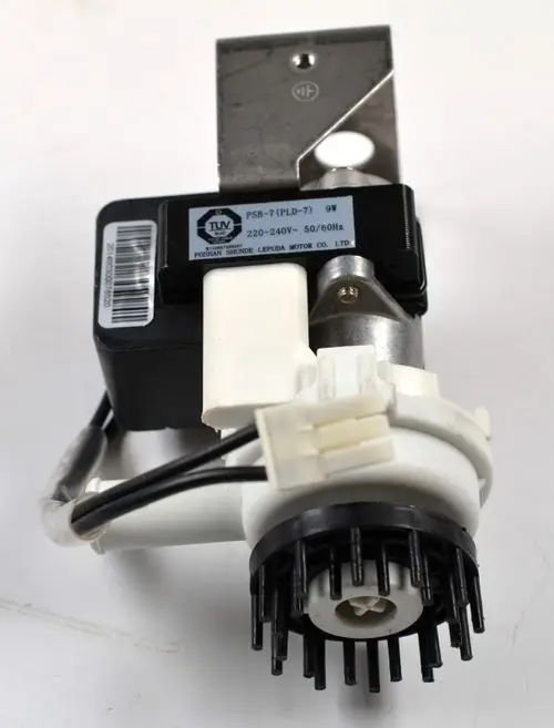 Kondensatpumpe von Remko, ausgestattet mit Motor und Anschlussstecker, mit metallischer Halterung und Kunststoffgehäuse, auf hellem Untergrund abgebildet.