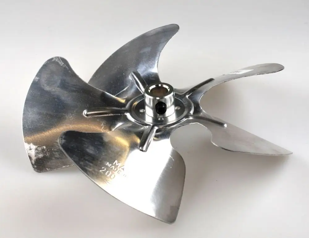 Flügel eines Ventilators aus glänzendem Metall, hergestellt von Remko, mit einer zentralen Aufnahme und mehreren gebogenen Klingen, die zur Luftzirkulation dienen.