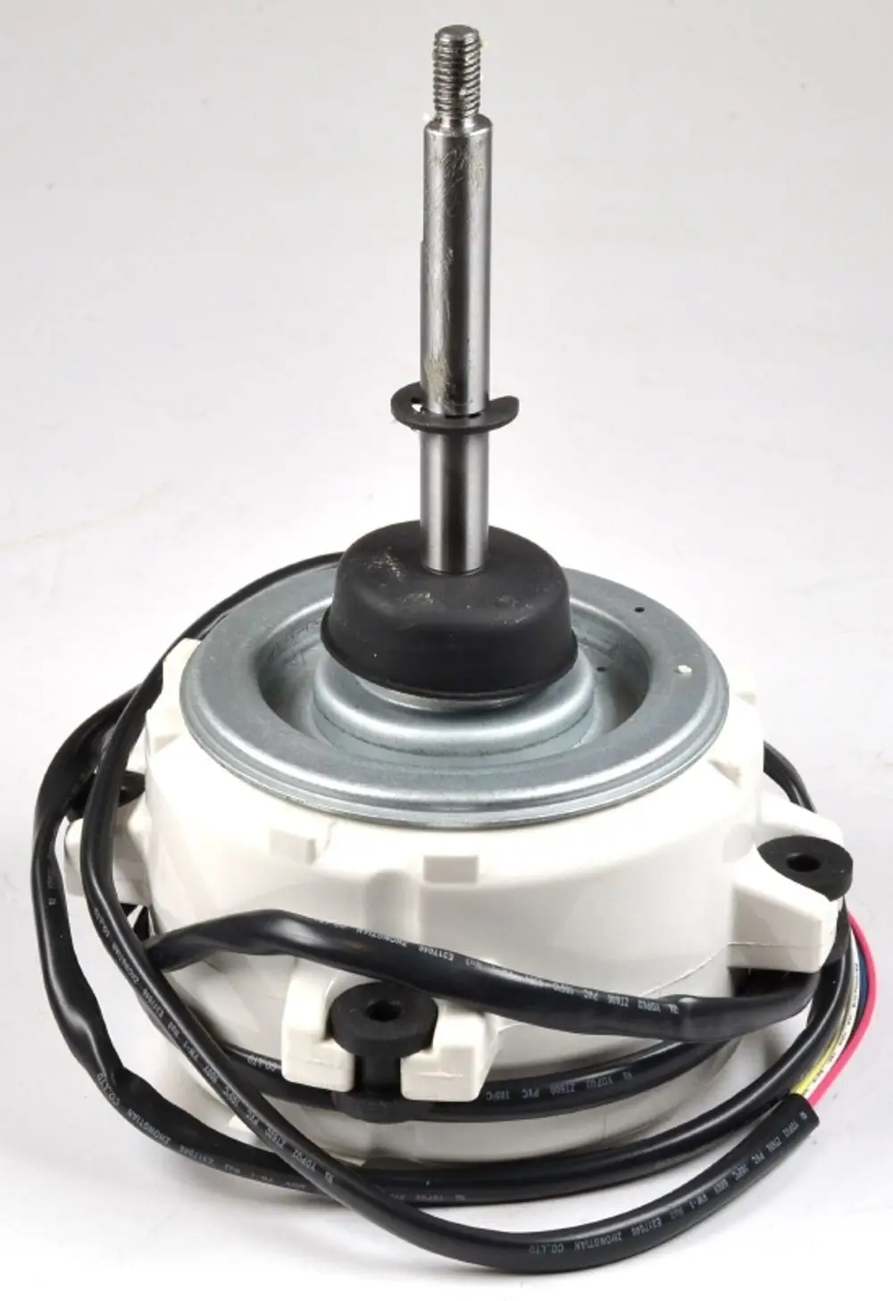 Ventilatormotor der Marke Remko mit einem zentralen Wellenstumpf, umgeben von Kabeln. Der Motor ist in einer weißen Kunststoffbasis montiert.