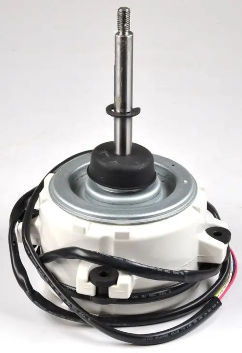Ventilatormotor der Marke Remko mit einem zentralen Wellenstumpf, umgeben von Kabeln. Der Motor ist in einer weißen Kunststoffbasis montiert.