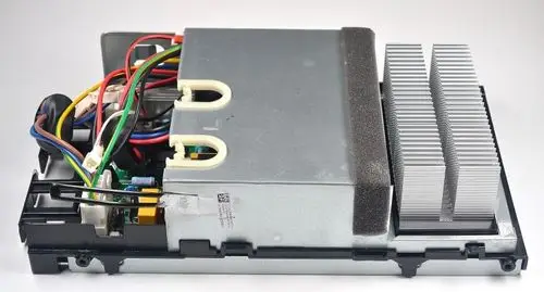 Remko-Gerät mit elektronischen Komponenten, Kühlkörper und verschiedenen Kabelanschlüssen auf der Oberseite, platziert in einem schwarzen Gehäuse.