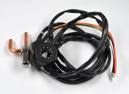 Elektronisches Ventil mit mehreren Kabeln, darunter eine rote, gelbe und schwarze Ader. Es ist ein Bestandteil von Remko-Klimaanlagen oder Kühlsystemen.