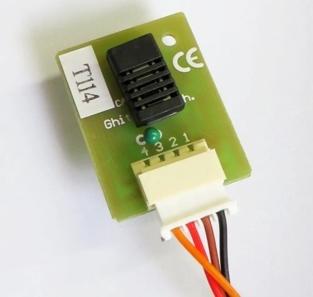 Feuchte-/Temperatursensor von Remko auf Leiterplatte mit Anschlusskabeln. Sensor zur Messung von Feuchtigkeit und Temperatur in verschiedenen Anwendungen.