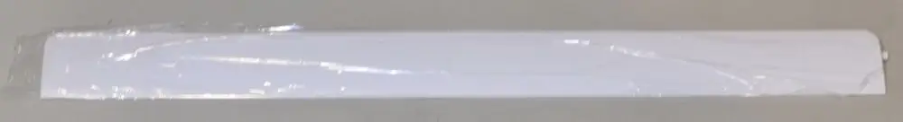Weißes, längliches Produkt, das in Folie verpackt ist. Möglicherweise eine Abdeckung oder ein Lamellenelement von Remko.
