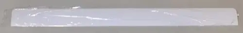 Weißes, längliches Produkt, das in Folie verpackt ist. Möglicherweise eine Abdeckung oder ein Lamellenelement von Remko.