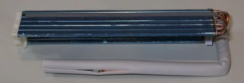 Verdampfer von Remko mit mehreren Kupferrohren und einer Aluminium-Oberfläche, geeignet für Kühl- oder Heizsysteme.