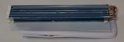 Verdampfer von Remko mit mehreren Kupferrohren und einer Aluminium-Oberfläche, geeignet für Kühl- oder Heizsysteme.
