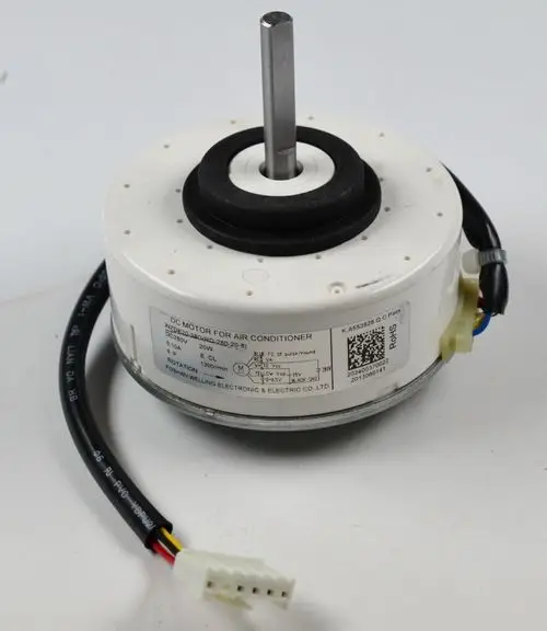 Remko DC Ventilatormotor mit einem zylindrischen Gehäuse, einer Metallwelle und Kabelverbindungen. Auf dem Etikett sind technische Details und Herstellerinformationen abgedruckt.