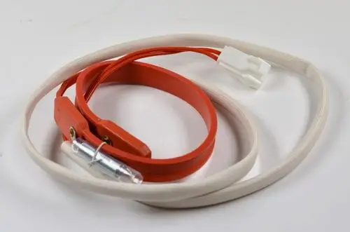Elektrisches Heizkabel in Rot und Weiß mit einem Anschlussstecker, hergestellt von Remko. Flexible Organe und Isolierung sind sichtbar.