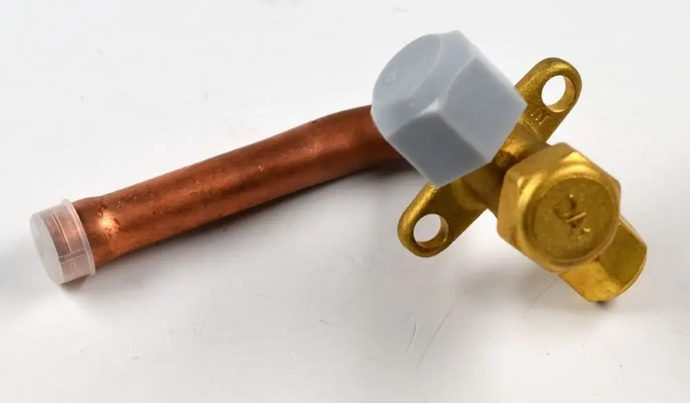 Kupferrohr mit goldfarbenem Absperrventil und grauem Handrad, geeignet für Flüssigkeiten oder Gase. Produkt von Remko.