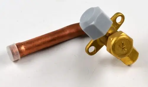 Kupferrohr mit goldfarbenem Absperrventil und grauem Handrad, geeignet für Flüssigkeiten oder Gase. Produkt von Remko.