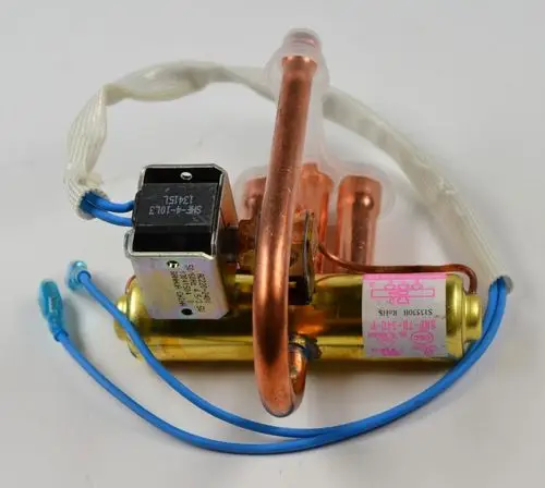Umkehrventil mit Kupferrohren und einem elektromagnetischen Ventil, hergestellt von Remko, zur Regelung von Kältemittelströmen in Klimaanlagen.