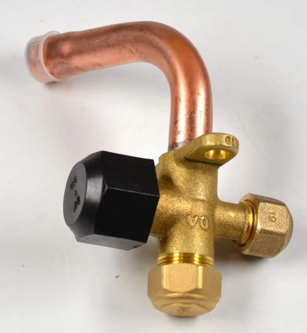 Remko Absperrventil mit einer Kupferleitung und einem schwarzen Bedienknopf, aus Messing, zur Regelung von Flüssigkeiten oder Gas in einem System.