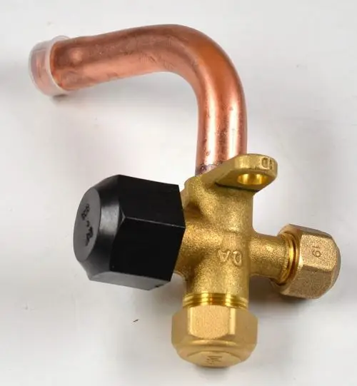 Remko Absperrventil mit einer Kupferleitung und einem schwarzen Bedienknopf, aus Messing, zur Regelung von Flüssigkeiten oder Gas in einem System.