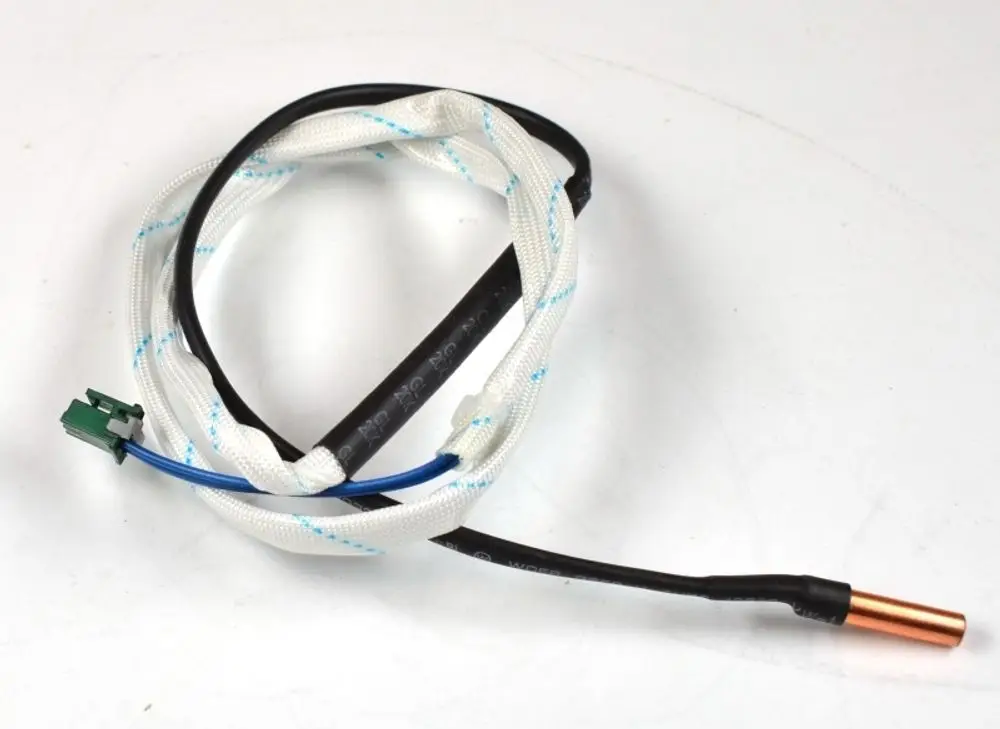 Rohranlegesensor mit Kabel, einem grünen Stecker und einem kupfernen Sensorende. Geeignet für Anwendungen wie die von Remko.