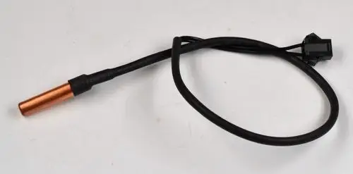 Temperatursensor mit einem kupferfarbenen Ende und einem schwarzen Kabel. Das Produkt stammt von der Marke Remko und wird häufig in Kühlsystemen eingesetzt.