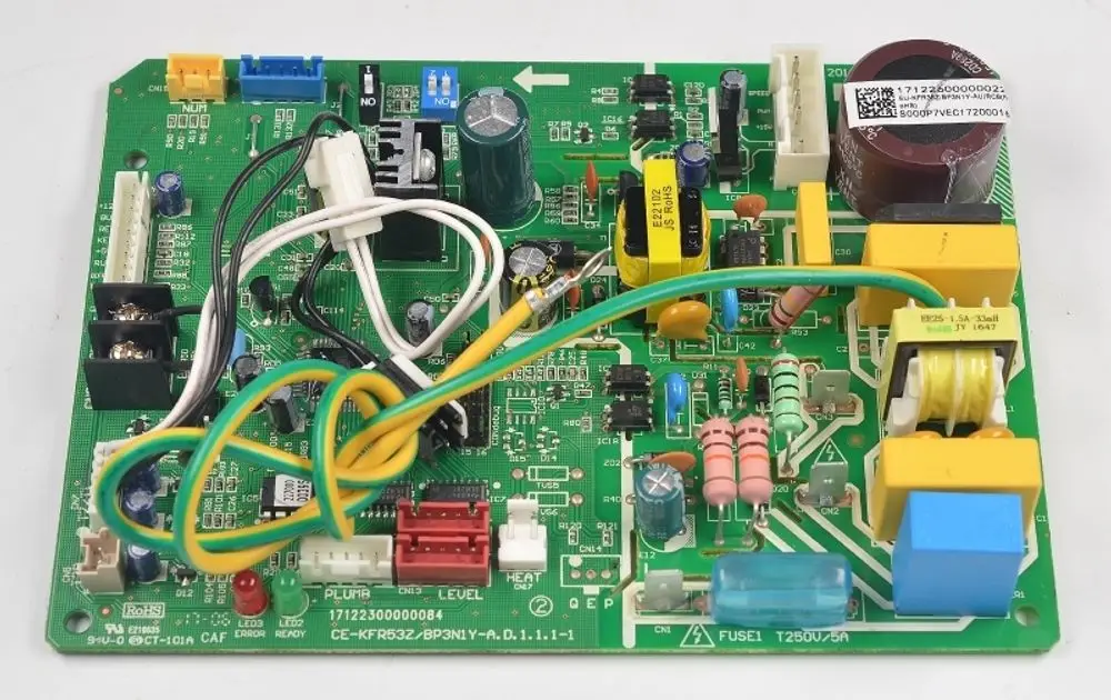 Grüne Steuerplatine von Remko mit verschiedenen Bauteilen, Anschlüssen und Kabeln. Sichtbare elektronische Komponenten und Beschriftungen auf der Platine.