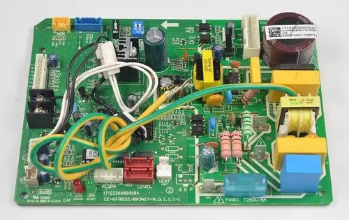 Grüne Steuerplatine von Remko mit verschiedenen Bauteilen, Anschlüssen und Kabeln. Sichtbare elektronische Komponenten und Beschriftungen auf der Platine.