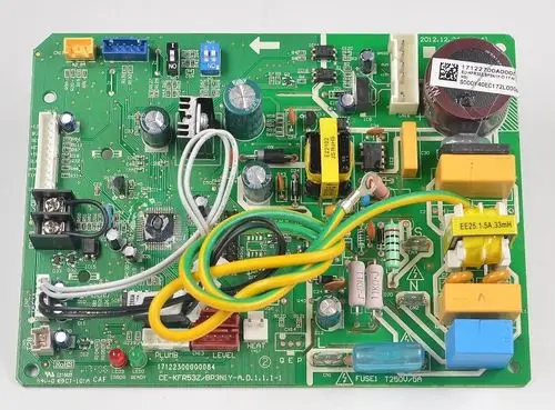 Leiterplatte mit verschiedenen elektronischen Bauteilen wie Widerständen, Kondensatoren und Transformatoren, gekennzeichnet mit „Remko“, wahrscheinlich für Steuerungsanwendungen.