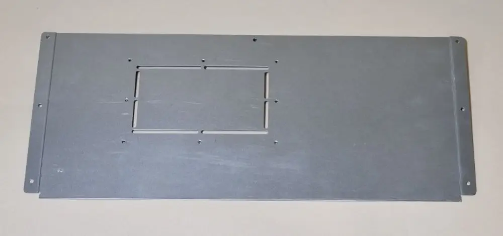 Metallplatte mit rechteckiger Aussparung und mehreren Löchern, Teil einer Verkleidung von Remko, für die Rückseite eines Gerätes.