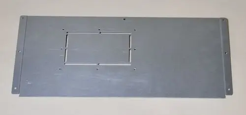 Metallplatte mit rechteckiger Aussparung und mehreren Löchern, Teil einer Verkleidung von Remko, für die Rückseite eines Gerätes.