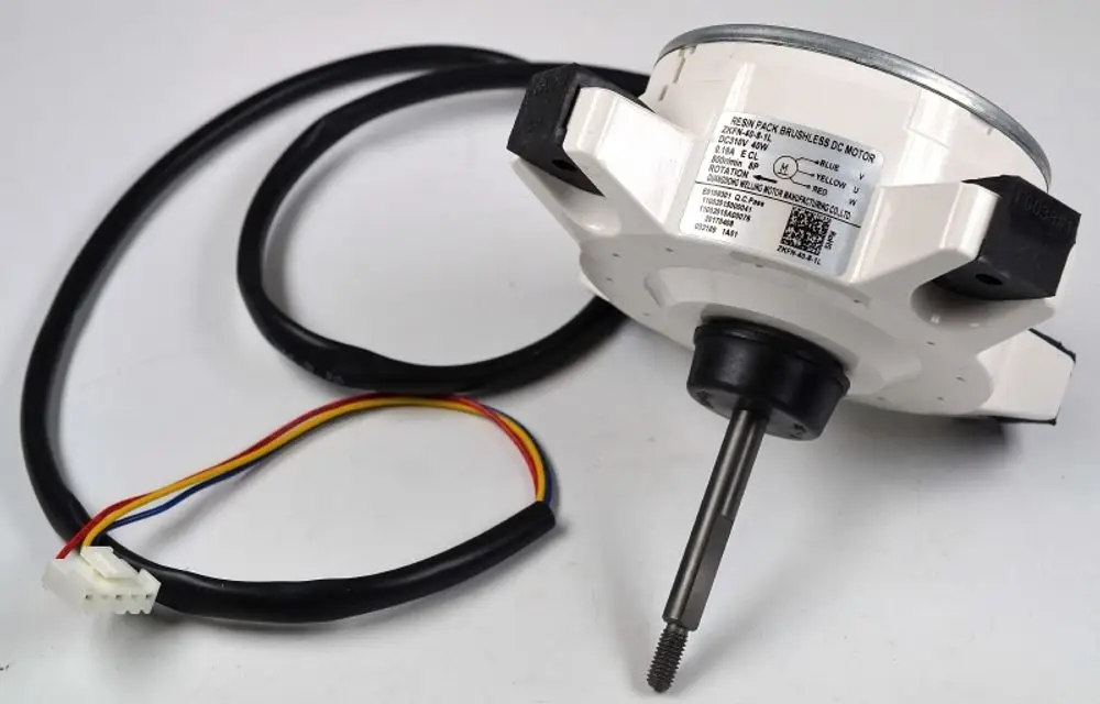 Remko Ventilatormotor mit schwarzem Anschlusskabel und mehreren Drähten. Motor mit einem langen, runden Wellenstift an der Unterseite für eine Verbindung oder Montage.