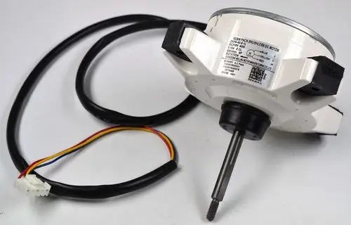 Remko Ventilatormotor mit schwarzem Anschlusskabel und mehreren Drähten. Motor mit einem langen, runden Wellenstift an der Unterseite für eine Verbindung oder Montage.