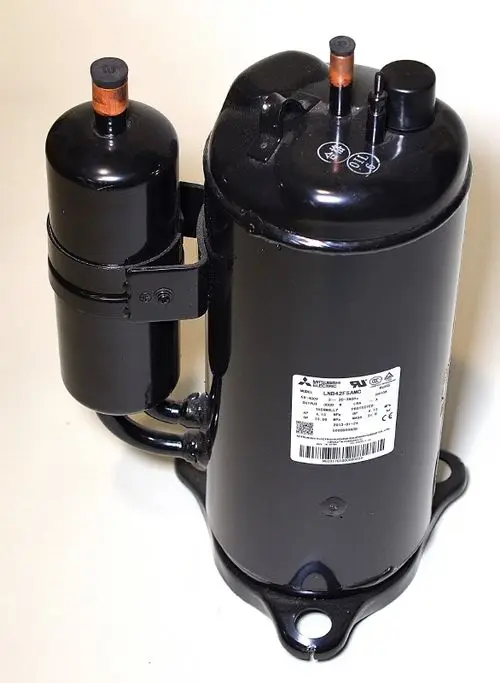 Schwarzer Kompressor von Remko mit zwei Anschlüssen und einem Typenschild. Der Kompressor ist für Anwendungen in Kühlsystemen ausgelegt.