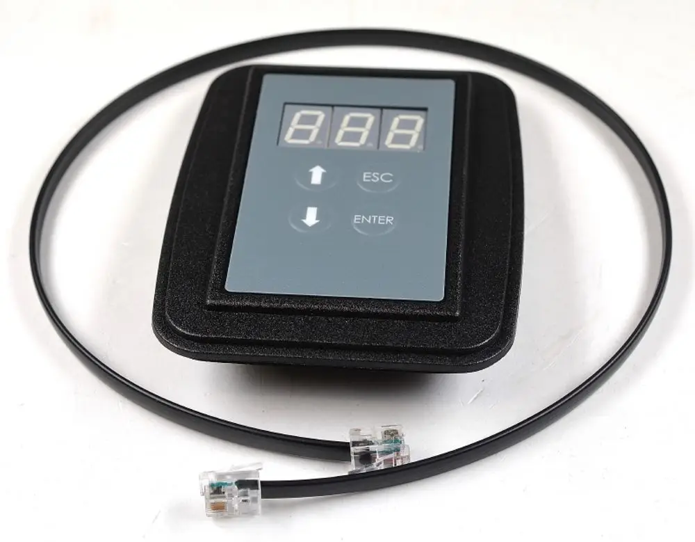 LCD-Display von Remko mit drei Tasten (ESC, ENTER, Pfeiltasten) zur Einstellung von Parametern, umgeben von einem Kabel mit einem speziellen Stecker.
