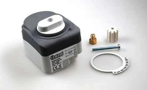 Stellmotor von Remko für ein Bypassventil, bestehend aus Hauptgerät, Verbindungselementen und Montageschraube. Auf einem neutralen Hintergrund angeordnet.
