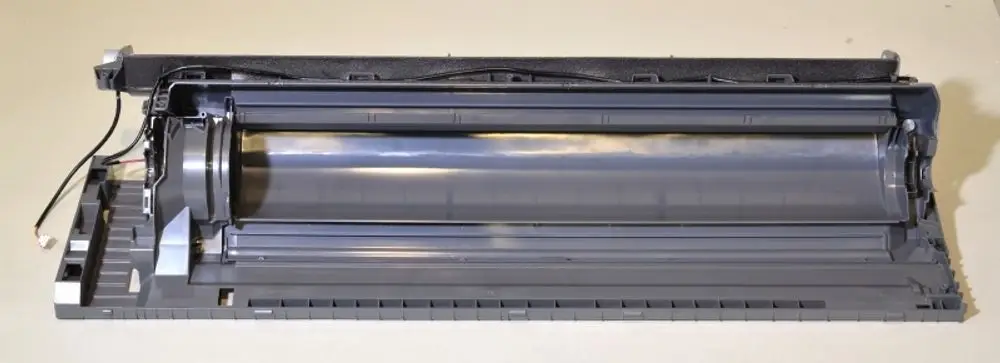 Gehäuserückwand mit integrierter Kondensatwanne, Teil eines Remko-Systems, zeigt eine robuste Struktur und Anschlüsse für die Integration in Heiz- oder Klimaanlagen.