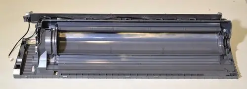 Gehäuserückwand mit integrierter Kondensatwanne, Teil eines Remko-Systems, zeigt eine robuste Struktur und Anschlüsse für die Integration in Heiz- oder Klimaanlagen.