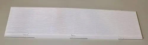 Weißes Lufteintrittsgitter von Remko, flach und mit mehreren horizontalen Lamellen, geeignet für die Luftzirkulation in verschiedenen Anwendungen.