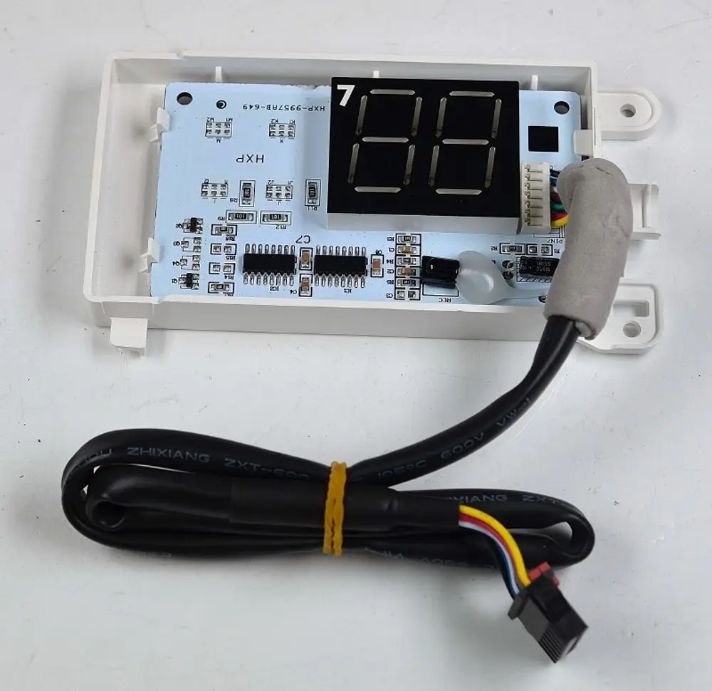 Anzeigeplatine mit einem großen digitalen Display und einer Anschlussleitung, möglicherweise für Geräte der Marke Remko, zur Steuerung oder Anzeige von Betriebsparametern.