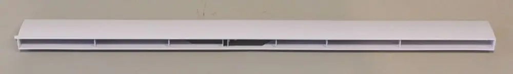 Horizontaler weißer Austrittslamellenkanal von Remko, mit mehreren Schlitzen zur Luftverteilung, montiert an einer hellen Wand.