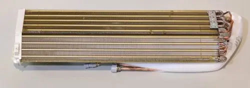 Verdampfer von Remko mit mehreren Kupferrohren in einer langen, rechteckigen Bauform, zur Verwendung in Kühl- und Klimaanlagen.