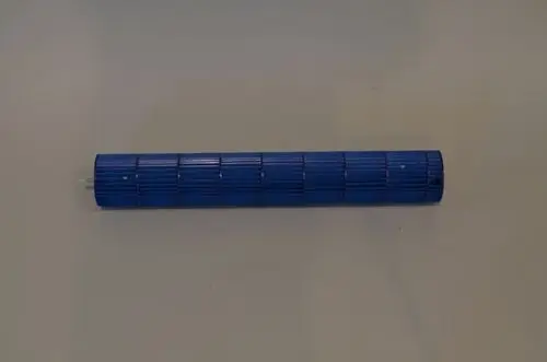 Blaues Ventilatorrad auf einer hellen Fläche, mit gleichmäßigen Rillen. Teil eines Geräts, möglicherweise von Remko, sichtbar aus Kunststoff.