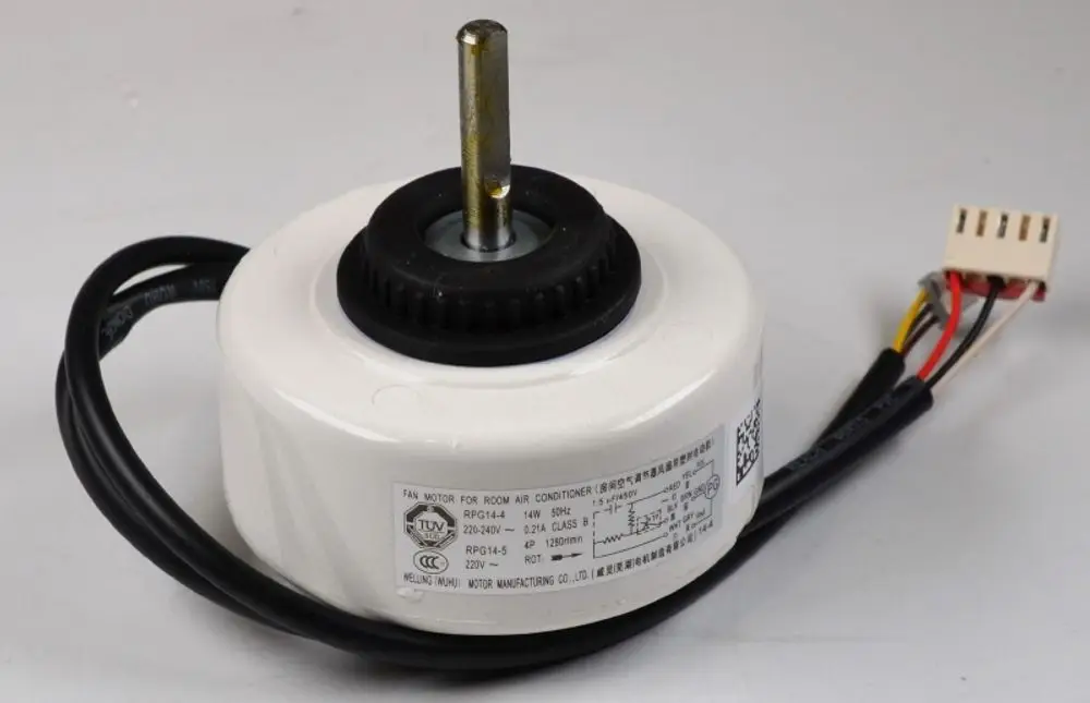 Weißer Ventilatormotor mit Metallachse und Kabeln. Auf der Unterseite befindet sich ein Typenschild mit Herstellerinformationen, unter anderem zur Marke Remko.