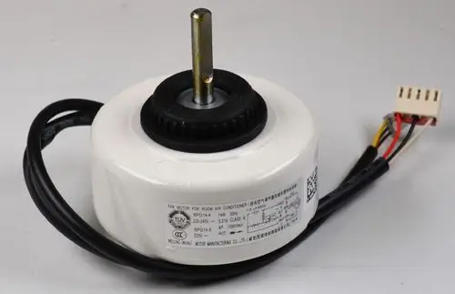 Weißer Ventilatormotor mit Metallachse und Kabeln. Auf der Unterseite befindet sich ein Typenschild mit Herstellerinformationen, unter anderem zur Marke Remko.