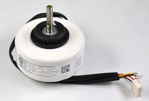 Weißer Ventilatormotor mit Stahlachse, verschiedenen Kabeln und Anschlussstecker, produziert von Remko. Geignet für den Einsatz in Klimaanlagen oder Belüftungssystemen.