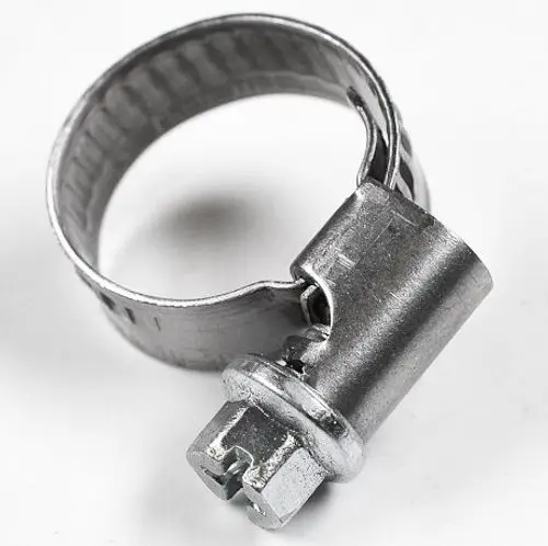 Metallene Schlauchschelle mit einem Schraubmechanismus zur Befestigung von Schläuchen, hergestellt von Remko.