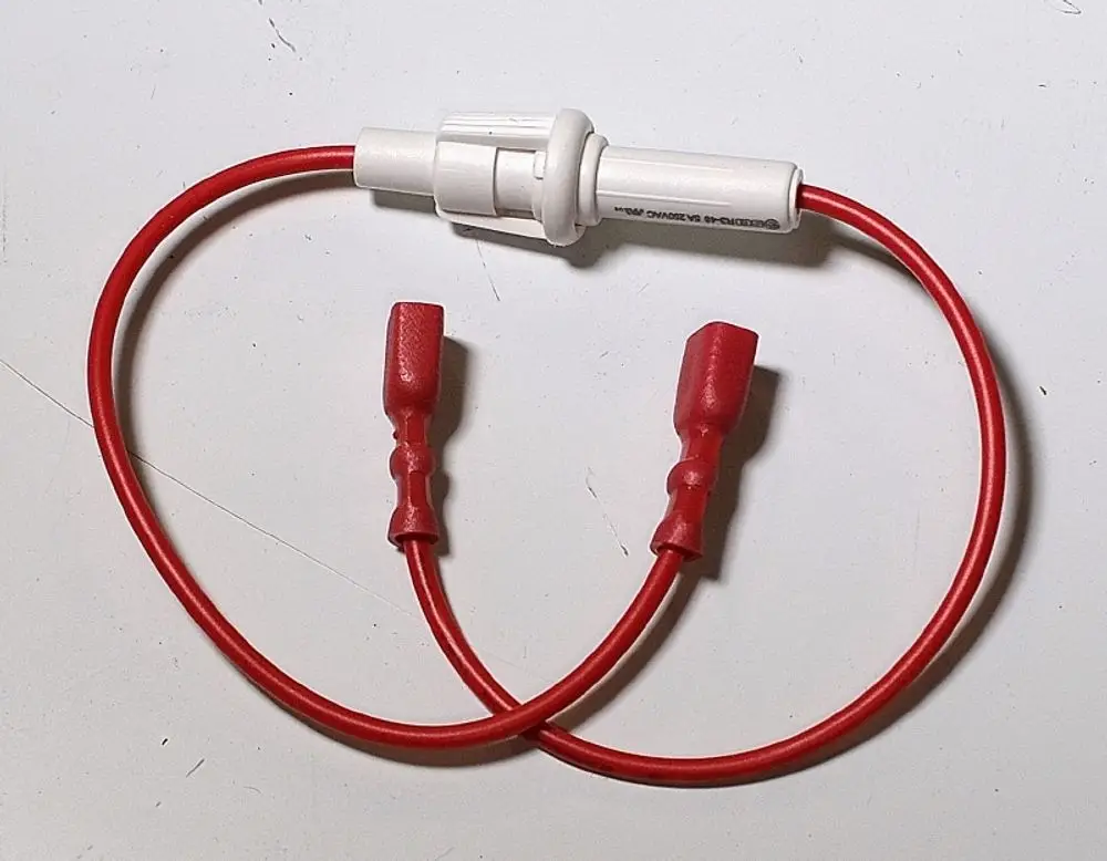 Halter mit Feinsicherung in Rot und weißem Stecker, geeignet zur Verwendung in Remko-Produkten. Kabel mit zwei roten Anschlussenden für die elektrische Verbindung.