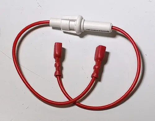 Halter mit Feinsicherung in Rot und weißem Stecker, geeignet zur Verwendung in Remko-Produkten. Kabel mit zwei roten Anschlussenden für die elektrische Verbindung.