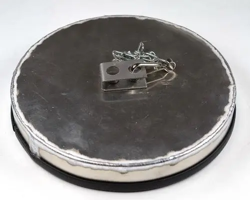 Metallischer runder Deckel mit einer Klappe und Federmechanismus. Das Produkt zeigt Elemente von Remko zur Abgasentlüftung.