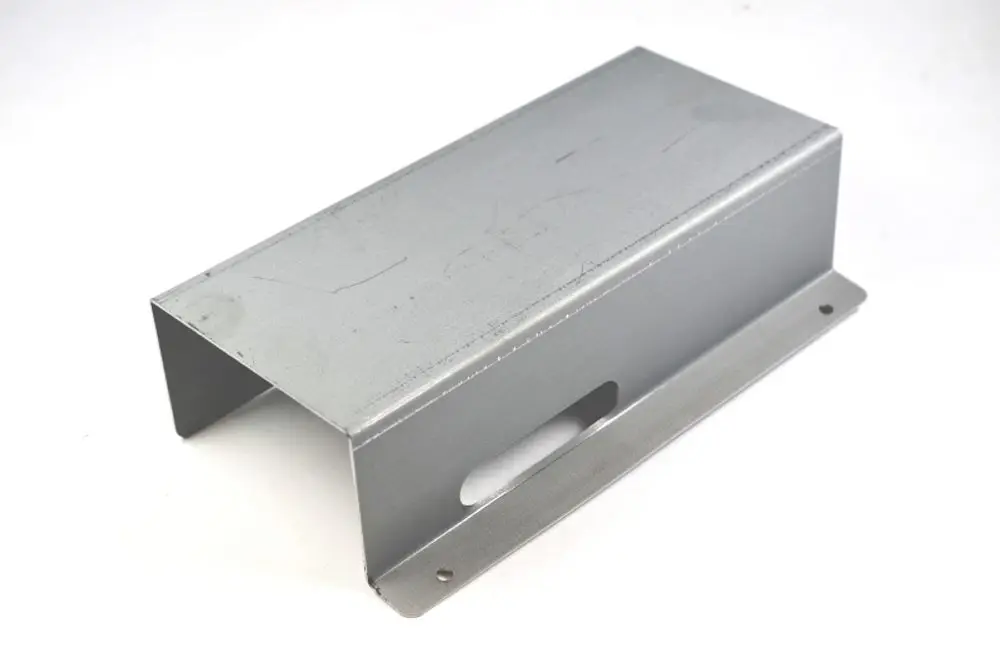 Metallwinkel in Grau mit durchgehender Fläche und seitlicher Öffnung, möglicherweise von der Marke Remko, geeignet für Temperaturfühlermontage.