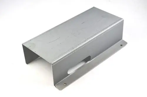 Metallwinkel in Grau mit durchgehender Fläche und seitlicher Öffnung, möglicherweise von der Marke Remko, geeignet für Temperaturfühlermontage.